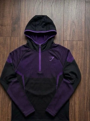 Lila onyx hoodie gymshark - Den nya lila onyx hoodie i storlek S, helt ny och oanvänd.