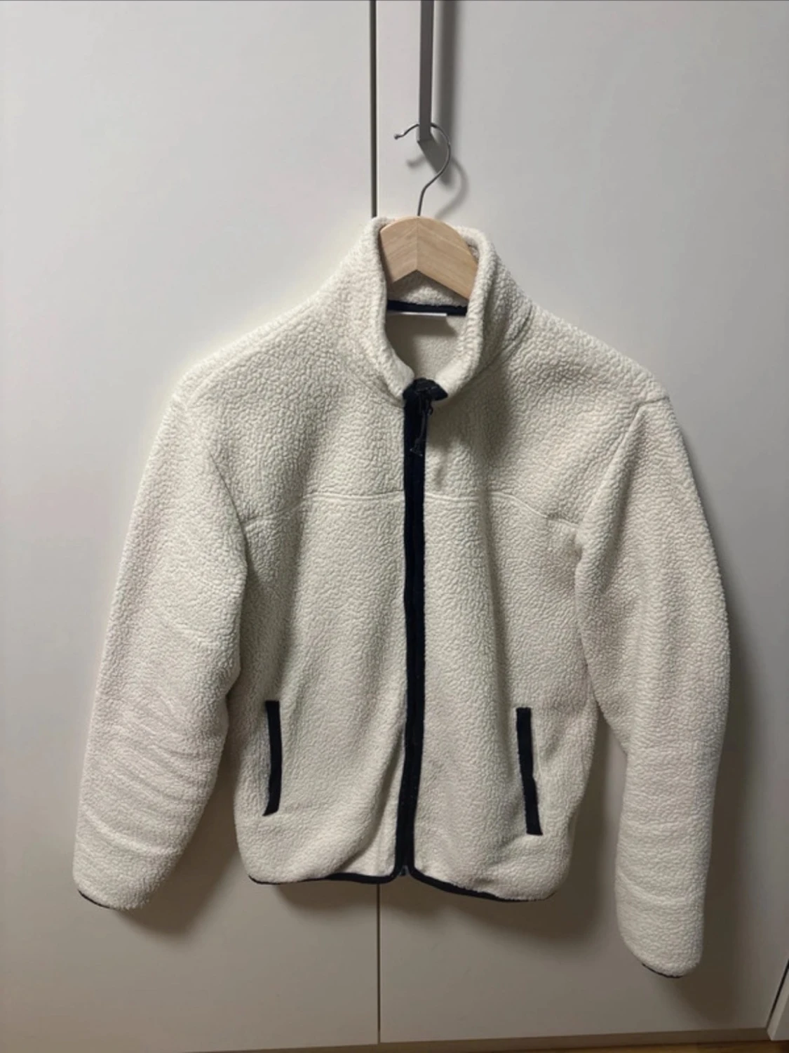 vit/beige fleecekofta med svarta drag