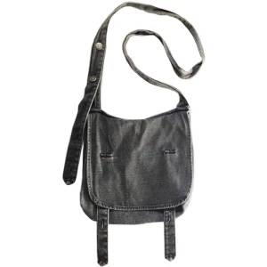 Vintage grå axelremsväska/ sidoväska/ tygväska, y2k/ cyber/ alt/ 2000tal/ 00tal/ hippie/ boho/ bohemisk/ bohemian/ accessoarer/ väskor  - Grå tygväska i bra skick! 100% bomull 