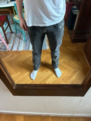 Gråa Replay jeans - Mörkgrå Replay jeans 👖 Slim fit (liknande Anbass), sitter snyggt och modernt. Storlek: (fyll i) Skick: bra skick, inga hål eller defekter Stilrena mörkgrå – passar till allt och ger clean look. Nypris ca 1200–1500 kr Skriv om du har några frågor om annonsen😃