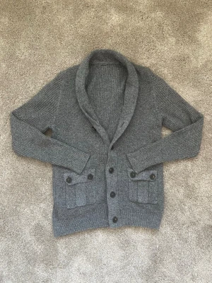 Tjock mörkgrå Cardigan - En nice cardigan i trendig modell med en tjockare krage. Den har inte några synliga defekter och är i fint skick.