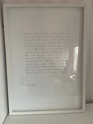 Tavla med citat i vit ram - Snygg tavla med inspirerande citat i svart text på vitt papper, inramad i en stilren vit ram. Texten är handskriftsliknande och motivet passar perfekt som dekoration i hemmet. Enkel och modern design som ger ett personligt uttryck.