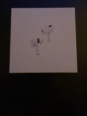 Apple AirPods Pro 2 USB-C - Säljer ett par vita Apple AirPods Pro (2:a generationen) med MagSafe-laddningsetui och USB-C. Trådlösa in-ear hörlurar med stilren design och silikonproppar för bra passform. Perfekta för musik, samtal och brusreducering.