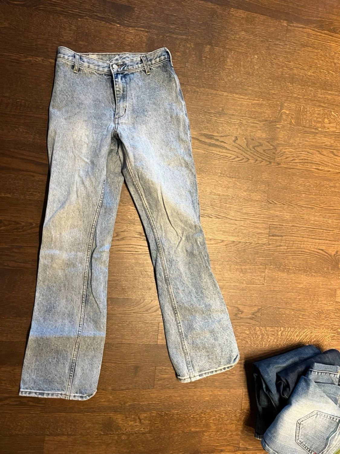 Ljusblå raka jeans i vintage-stil - 3