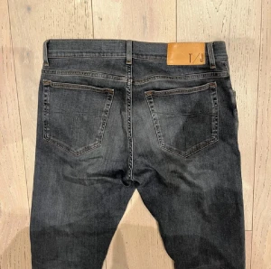 Gråa Tiger of Sweden jeans  - Tja! Säljer dessa snygga  tiger of sweden jeansen i bra skick. Hör av dig om du har frågor. Storlek W32 L32 