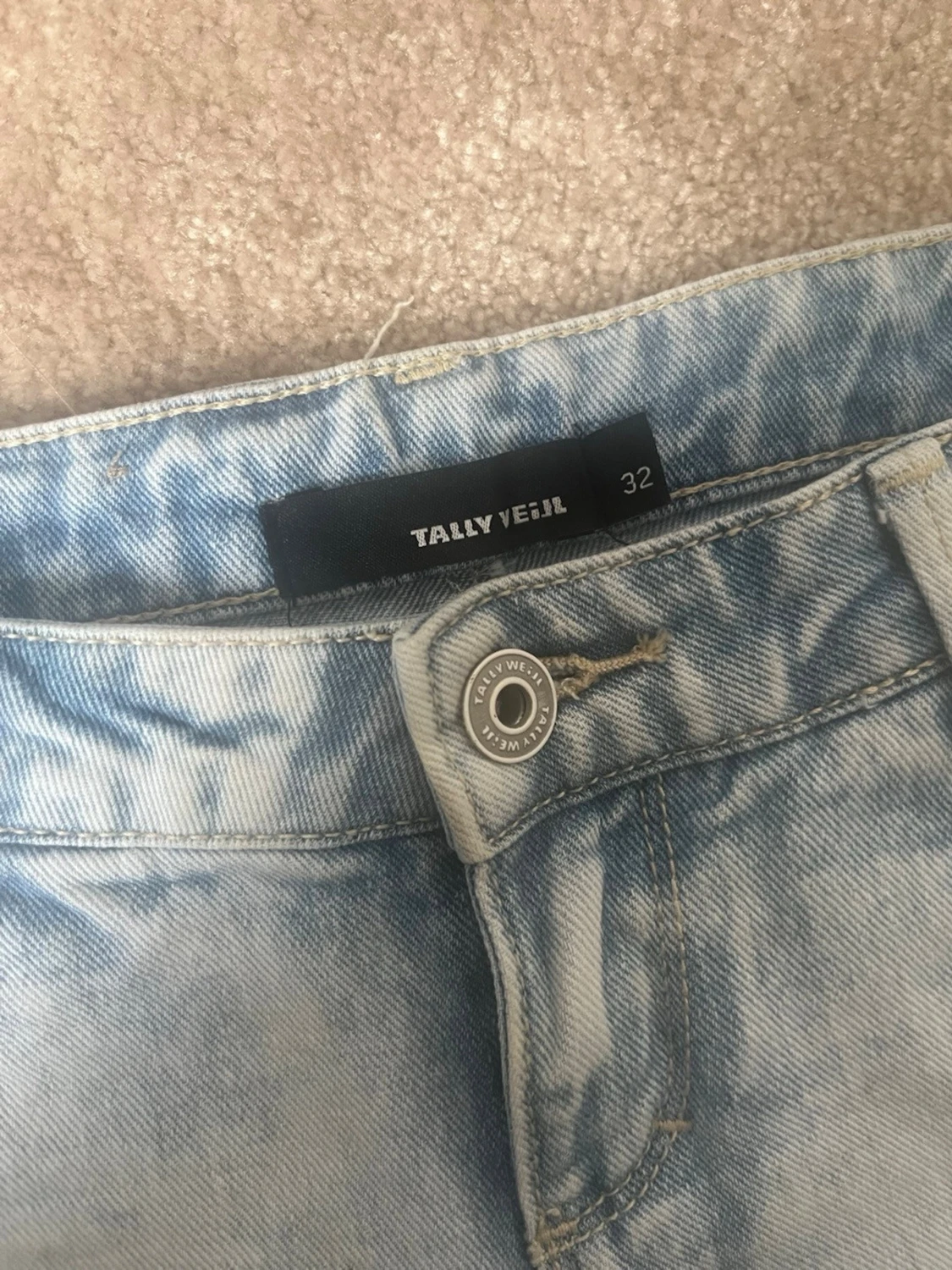 Ljusblå jeansshorts med spetsdetaljer - 2