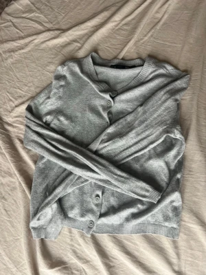 Fin stickad kofta - Grå finstickad kofta med gråa knappar
