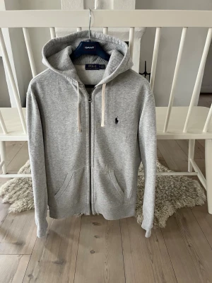 Ralph lauren zip hoodie  - Snygg och bekväm zip hoodie från Ralph Lauren! Mycket fint skick, storlek M, pris 750kr 