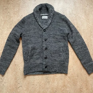 Stickad Cardigan | Pier One - Hej 👋 Säljer den här cardiganen från Pier One i storlek S. Skick 10/10 ✌️🔥använd max EN GÅNG. Tags medkommer dock är dom bortklippta. Denhär cardiganen är ett snyggt och trendigt plagg perfekt inför våren över en t-shirt eller hoodie. Hör av er vid frågor och pris kan såklart diskuteras 👌|