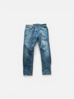 Dondup jeans - Säljer ett par klassiska blå jeans med rak passform och fem fickor. Jeansen har normal midja och subtila slitningar framtill för en avslappnad look. Tillverkade i denim med knappgylf och bälteshällor. Perfekta för en casual stil.