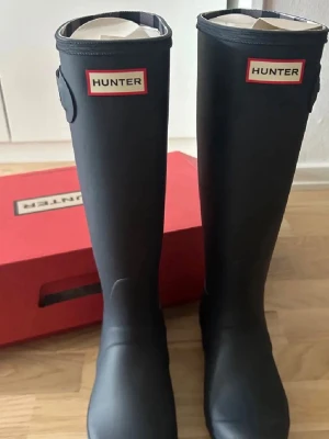 Svarta höga gummistövlar från Hunter - Säljer ett par klassiska svarta höga gummistövlar från Hunter. Nypris 1600kr 🥂💗