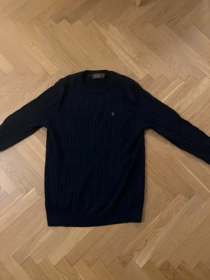 Mörkblå kabelstickad tröja Morris - Snygg mörkblå kabelstickad tröja från Morris storlek M, skriv för fler bilder 