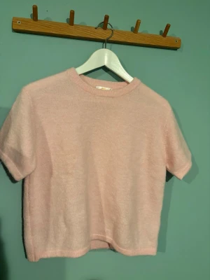 Ljusrosa stickad t-shirt - Använd fåtal gånger, som ny!