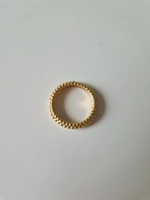 Guldring från Safira - Knappt använd, mycket bra skick. Guldpläterad så tål vatten.