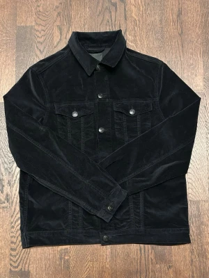 Sand Denim Jacket Mens Medium Black - En Cotton Denim Jacket från Sand – en tidlös klassiker med modern känsla. Sydd i mjuk bomullsdenim av hög kvalitet för både komfort och ett elegant uttryck. Perfekt som lager över en skjorta eller tröja, och lika stilren till jeans som till chinos.  En jacka som lyfter varje outfit och behåller sin stil år efter år – stilfull, mångsidig och exklusiv i sann Sand-anda.  Ordinarie pris: 1500 Pris: 440