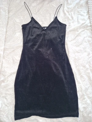 Klänning HM divided  - Svart snygg klänning med inslag av glitter, känns som sammet💥