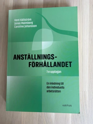 Anställningsförhållandet 7:e upplagan - Kursbok i arbetsrätt med titeln 'Anställningsförhållandet', 7:e upplagan, skriven av Kent Källström, Jonas Malmberg och Caroline Johansson. Boken har grönt mjukt omslag och behandlar individuell arbetsrätt. Perfekt för juridikstudier.