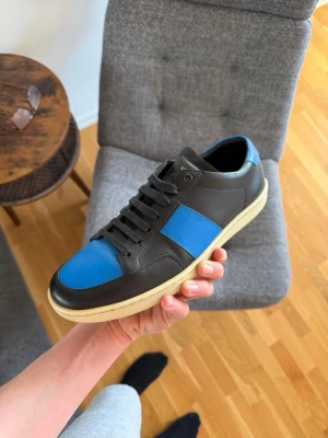 Saint Laurent skor - Feta blå svarta saint Laurent skor|| Modell: SL/10. Dessa skor tillverkas inte längre och är därmed väldigt exclusiva||. Skorna är i mycket fint skick.|| Skriv till mig vid eventuella frågor eller funderingar✅ Allt gott, mvh Noah