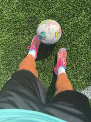 Adidas F50 League rosa fotbollsskor - Säljer ett par Adidas F50 League fotbollsskor i en riktigt snygg rosa färg med gula och blå detaljer. Skorna är använda ett fåtal gånger, de är lite lite smutsiga men annars i jättebra skick!