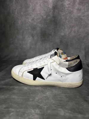 Golden goose sneakers  - Mycket fint skick | Size 42  | fraktar spårbart inom 24 timmar |  för att köpa klicka ” köp nu” | vid frågor skriv ett meddelande |