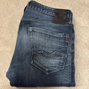 Replay Jeans - Säljer dessa Replay jeans med en skön tvätt. Jeansen är i perfekt skick som nya. Size 32, skriv vid funderingar!