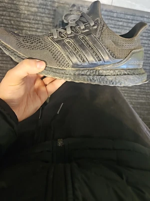 Ultraboost - Ultraboost i storlek 44. Sälsynt i mörk grå färg. Mycket bra skick, ända nackdelen är att den har gått upp lite i klösen vilket absolut inte syns när du har på dig dom. Nypris 2000kr