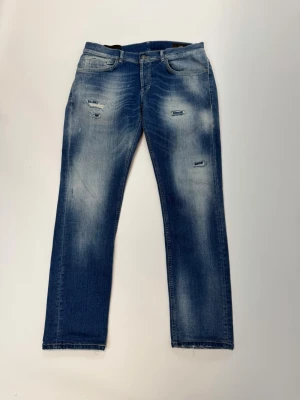 Dondup Jeans George  - Dondup Jeans George! Trendigaste jeansen på marknaden.  Ny pris= 4000 kr Säljs för= 899 kr (Modellen har original slitningar från fabrik vilket är väldigt eftertraktat och populärt)