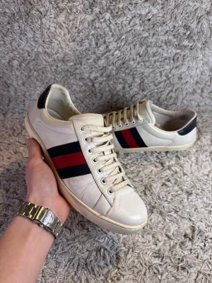 Gucci Ace Skor - | Skick: 8/10 | Färg: Vit Röd och svart | Vad inkluderas: Enbart skorna | Nypris: 9 000kr |