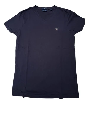 Mörkblå gant T-shirt storlek small - En mörkblå gang T-shirt storlek small i bra skick 