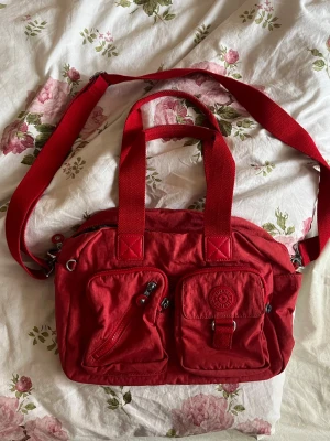 Kipling väska - Röd axelremsväska från Kipling 
