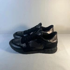 Svarta Valentino Rockrunner sneakers - Säljer ett par svarta Valentino Rockrunner sneakers med blandning av skinn och mocka. Skorna e i 9/10 skick. Skriv för fler frågor 