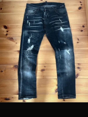 Svarta jeans från dsquared2 - Säljer ett par svarta jeans från dsquared2 i storleken w31 