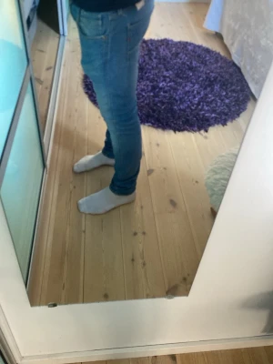 Blå slim fit jeans - Säljer ett par blå slim fit jeans med klassisk femficksdesign och normal midja. Jeansen har en smal passform som sitter tajt längs benen och är tillverkade i denim. Perfekta för dig som gillar en stilren och enkel look. Pris kan diskuteras 
