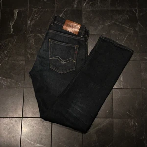 Replay jeans Grover mörkblå - Säljer ett par snygga mörkblå jeans från Replay, modell Grover. Storlek 30 vilket är 30-32