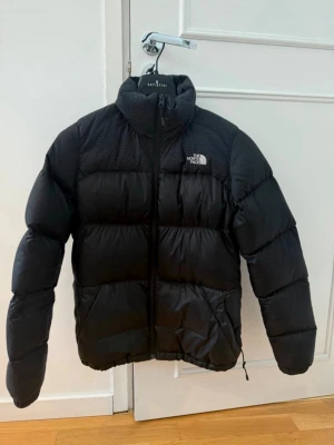 Svart dunjacka från The North Face - Säljer en så fin och skönt svart dunjacka från The North Face!!🤩🤩😘 köpt för ca 5 år sen, så använd 🤝