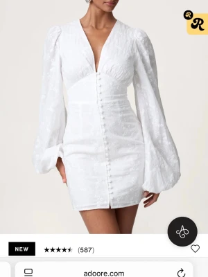 Adoore klänning  - Intressekoll på min vita adoore klänning från förra året! Perfekt som studentklänning. Endast använd en gång och är i superfint skick! 