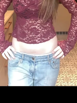 Vinröd spets topp från Gina Tricot - rensar ut garderoben! jätte fin o inte skador. 