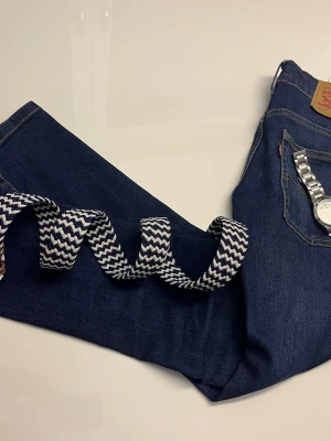 Mörkblå Levis, Slim Fit💙 - Dm vid intresse, lägg bud.                                           Om ni vill ha några bilder, är de bara att höra av sig✌🏾