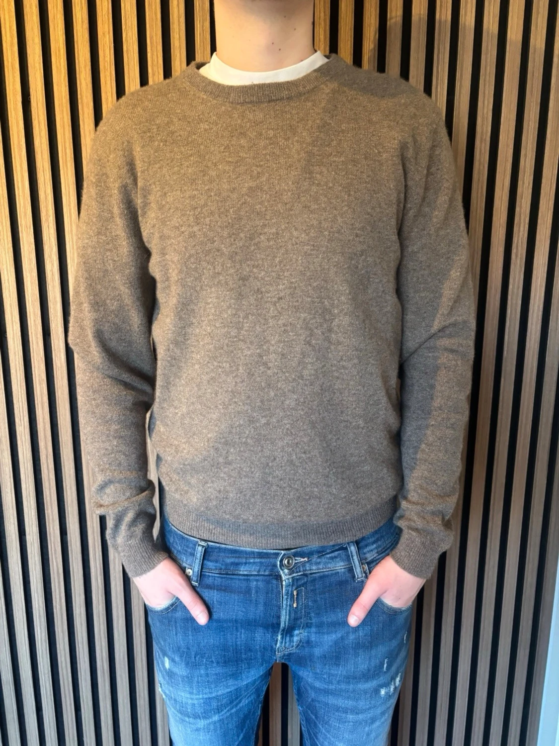 Beige rundhalsad tröja i 100% kashmir från Matinique
