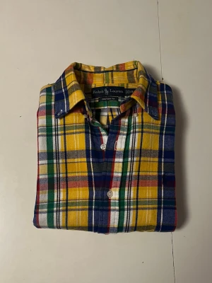 Ralph Lauren - Flanell Skjorta  - Unik rutig Ralph Lauren skjorta | Storlek: S, axelbredd är 44 cm och skjortans totala längd är 74 cm | Skick: Nyskick, använd enstaka tillfällen | Autenisk, som allt annat jag säljer | Kom privat vid frågor, allt gott | Kolla min profil för fler Ralph Lauren skjortor | 