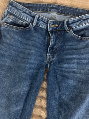Blå  jeans med låg midja - Blå jeans som är lågmidjade och bootcut