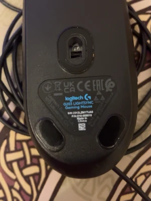 Logitech G203 LIGHTSYNC gamingmus - Säljer en svart Logitech G203 LIGHTSYNC gamingmus med sladd. Musen har en stilren design, RGB-belysning och är perfekt för gaming. Tillverkad i plast med Logitechs logga på ovansidan och optisk sensor undertill.