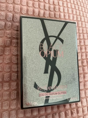 YSL Black Opium Eau de Parfum Glitter - YSL Black Opium Eau de Parfum Glitter ordinarie pris 1600kr