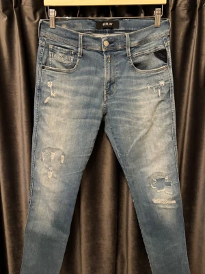 Replay anbass hyperflex  - Replay anbass hyperflex - skick 9/10, mycket fint skick! - storlek 30/32, men passar 29/32 - modellen på bilden är 177 och väger 60kg, dom sitter sjukt bra! - väldigt sköna och feta jeans med slitningar och stretch - hör av er vid funderingar🙌