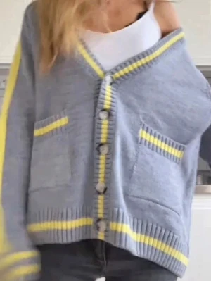 Jätte fin Zara kofta - Jätte fint skick och i storlek S. Använd 2-3 gånger💓💓 Går ej att köpa längre i butik💓