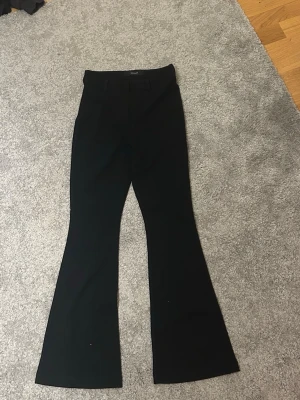 Svarta utsvängda kostymbyxor - Snygga svarta kostymbyxor med utsvängda ben.