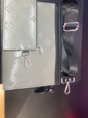 Louis Vuitton Monogram Eclipse Pocket Organizer / Clutch med rem - Tjena säljer en riktigt snygg axelväska!