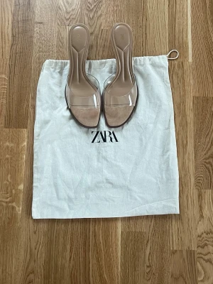 Klackskor - Säljer ett par helt nya klackskor ifrån Zara💘 Dessa är i storlek 42 och är normala i storlek💕