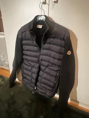 Moncler cardigan - Har använt den i en halv sommar men är lite för liten för mig, om du har storlek S så passar den nog dig