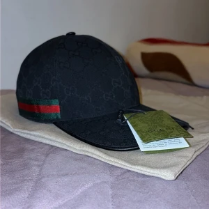 Gucci keps  - Helt ny bara taggen i är klippt. Man får med dustbag med tag. Storlek M/58cm. Tveka inte att fråga eller buda!